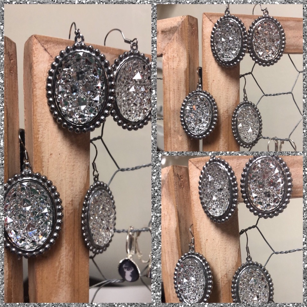 Dangle oval clear diamond point